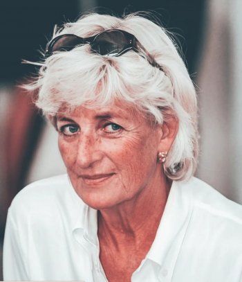 شاهد .. صورة الأميرة ديانا وهي عجوز تتصدر الترند.. هل فقدت سحرها وجمالها؟