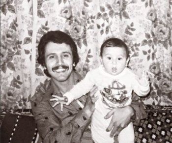 شاهد .. بكلمات مؤثرة.. قيس الشيخ نجيب يحيي ذكرى رحيل والده