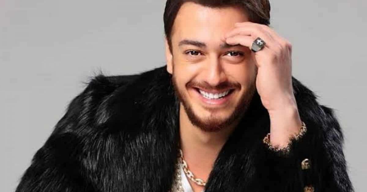 شاهد .. إطلالة مثيرة للجدل لـ سعد لمجرد.. أقراط أذن على وجهه بالكامل