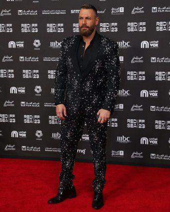 شاهد .. بدلة نيقولا معوض المرصعة بحبوب الكريستال حديث الجمهور مجدداً.. ونقاد الموضة يؤكدون اعجابهم بجرأته