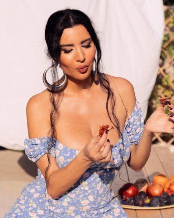 شاهد .. لاميتا فرنجية تستعرض مفاتنها بفستان مزركش قصير-بالصور