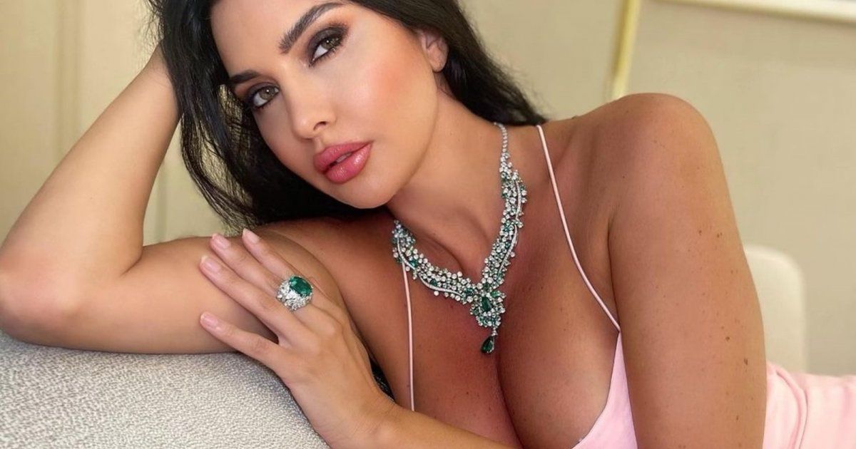 شاهد .. لاميتا فرنجية تستعرض مفاتنها بفستان مزركش قصير-بالصور