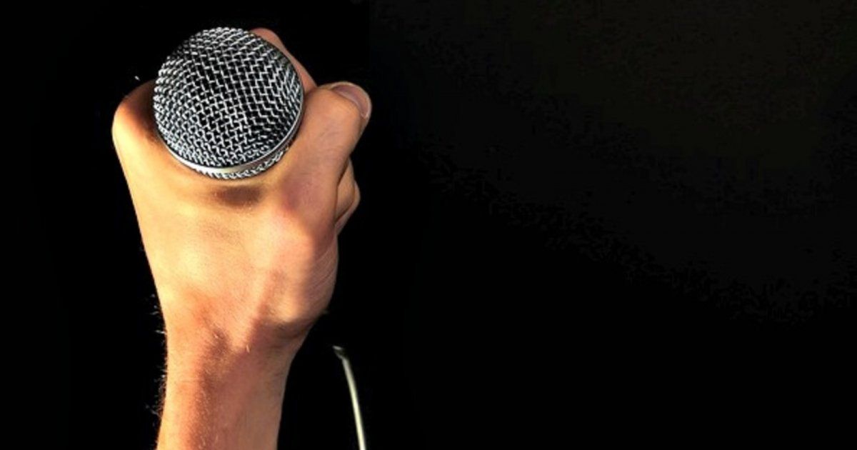 شاهد .. بالفيديو- ممثل لبناني يغنّي وهكذا وصف ظهوره بالشعر الأسود