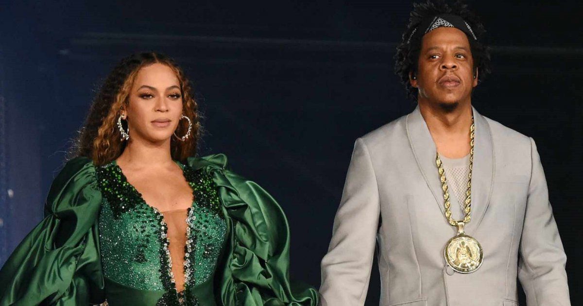 شاهد .. بالصور- بلوك أبيض وغطاء رأس.. بيونسيه تألق بمنتهى الأناقة إلى جانب جاي زي