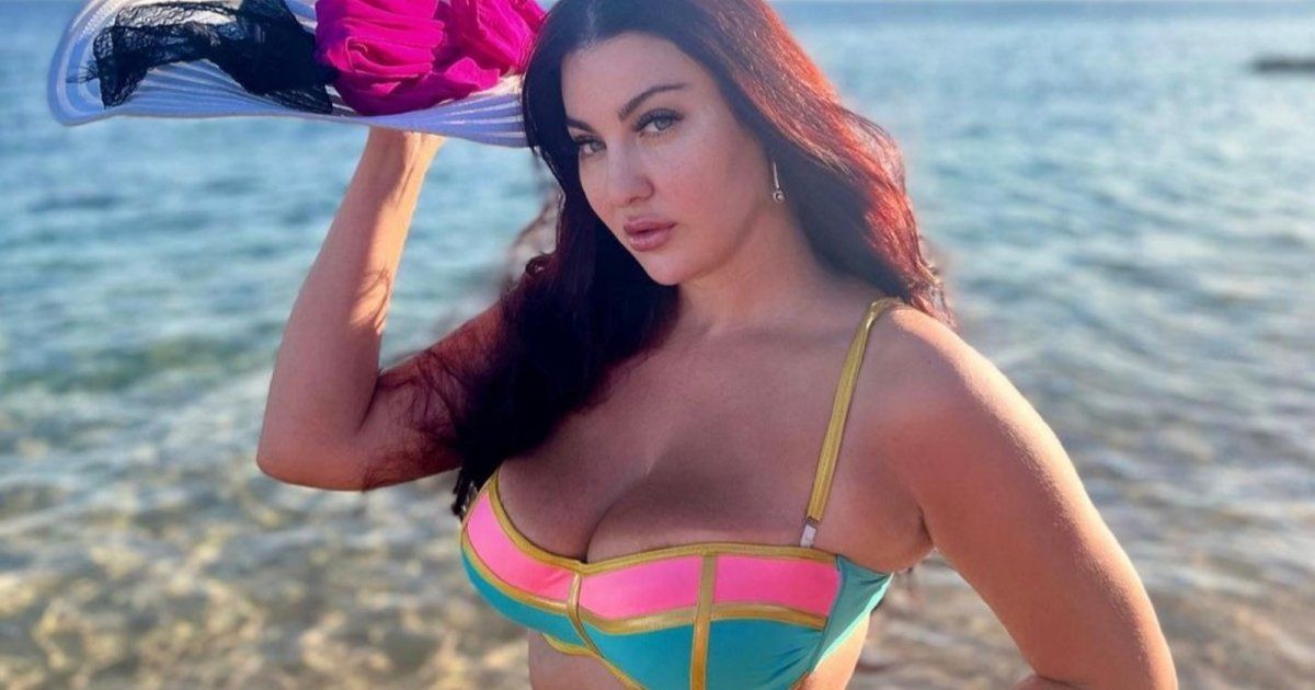 شاهد .. صافيناز تطل على محبيها من جديد بتنورة قصيرة وتوب جريئة-بالصور