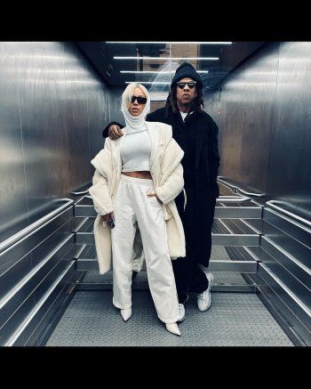 شاهد .. بالصور- بلوك أبيض وغطاء رأس.. بيونسيه تألق بمنتهى الأناقة إلى جانب جاي زي