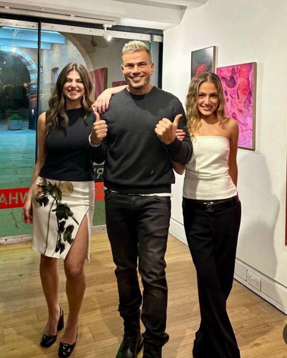 عمرو دياب يفتتح معرض إبنته كينزي ويغني لها كمان