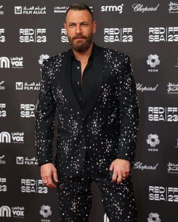 شاهد .. بدلة نيقولا معوض المرصعة بحبوب الكريستال حديث الجمهور مجدداً.. ونقاد الموضة يؤكدون اعجابهم بجرأته