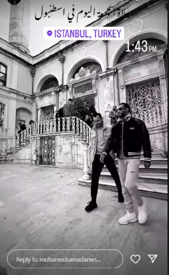 شاهد .. بالصورة - حشد من المعجبين يتجمهر أمام مسجد في إسطنبول .. والسبب محمد رمضان