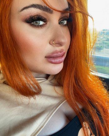 شاهد .. فرح يوسف تختار لوناً صادماً لشعرها ولهذا بدت شفتاها غريبتان-بالصور