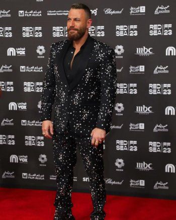 شاهد .. بدلة نيقولا معوض المرصعة بحبوب الكريستال حديث الجمهور مجدداً.. ونقاد الموضة يؤكدون اعجابهم بجرأته