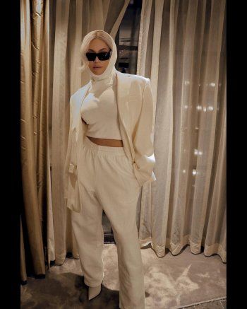 شاهد .. بالصور- بلوك أبيض وغطاء رأس.. بيونسيه تألق بمنتهى الأناقة إلى جانب جاي زي