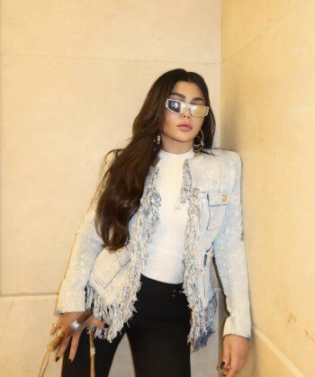 شاهد .. سعر مرتفع لـ جاكيت هيفا وهبي الجينز من دار Balmain