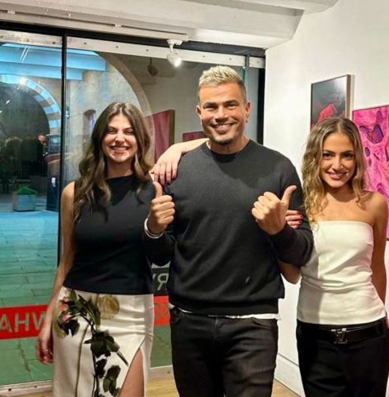 عمرو دياب يفتتح معرض إبنته كينزي ويغني لها كمان