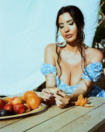 شاهد .. لاميتا فرنجية تستعرض مفاتنها بفستان مزركش قصير-بالصور