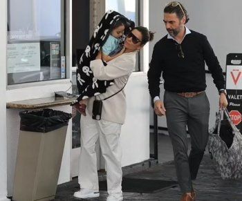 شاهد .. بالصور- إيفا لونغوريا في ظهور نادر لها مع ابنها سنتياغو