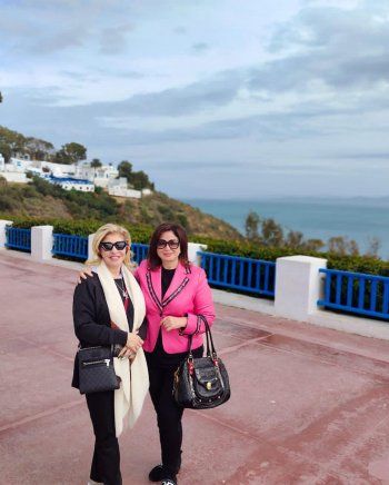 شاهد .. بالصور- إلهام شاهين تستمتع بوقتها خلال جولنها السياحية في سيدي بوسعيد في تونس