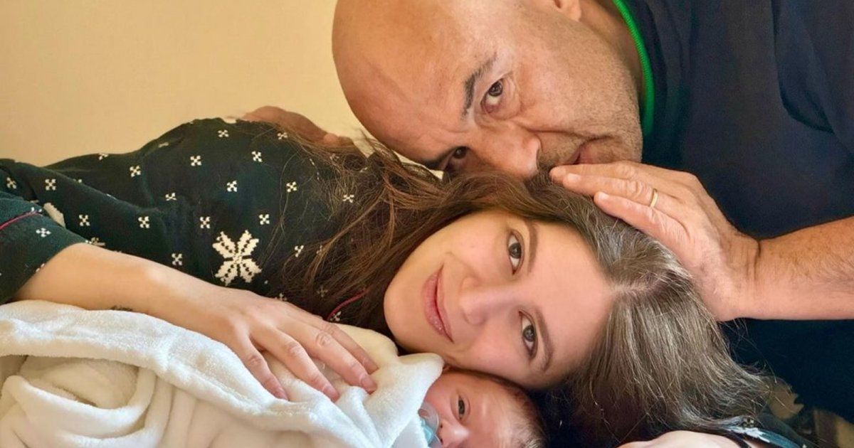 شاهد .. صورة عائلية لـ زياد نجيم.. وفارق العمر بينه وبين زوجته كبير للغاية