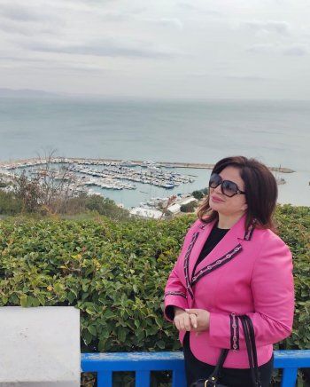 شاهد .. بالصور- إلهام شاهين تستمتع بوقتها خلال جولنها السياحية في سيدي بوسعيد في تونس