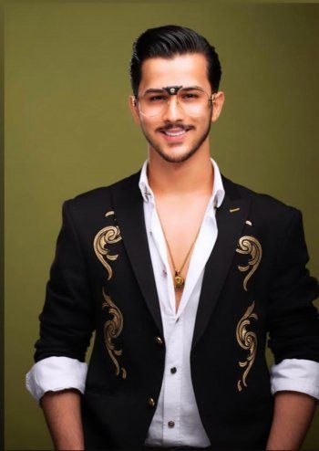 شاهد .. محمد عجمي .. فنان شاب ينطلق في عالم النجومية