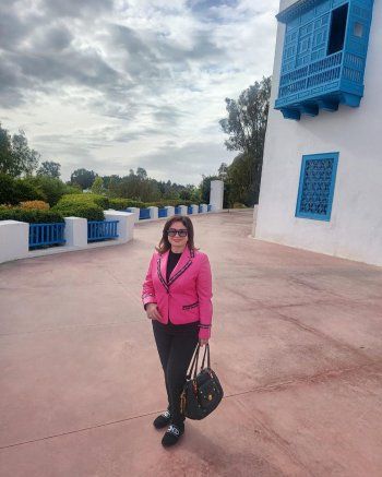 شاهد .. بالصور- إلهام شاهين تستمتع بوقتها خلال جولنها السياحية في سيدي بوسعيد في تونس