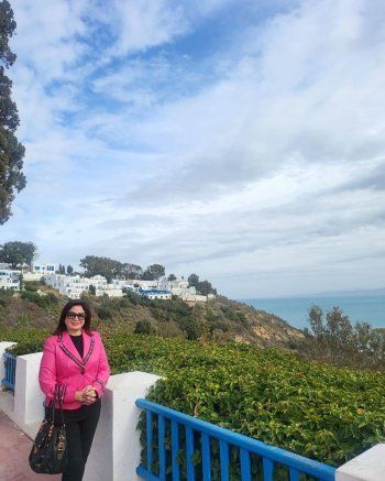 شاهد .. بالصور- إلهام شاهين تستمتع بوقتها خلال جولنها السياحية في سيدي بوسعيد في تونس