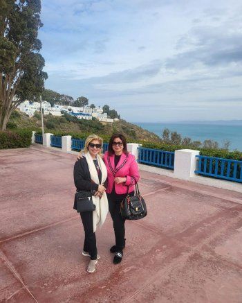 شاهد .. بالصور- إلهام شاهين تستمتع بوقتها خلال جولنها السياحية في سيدي بوسعيد في تونس