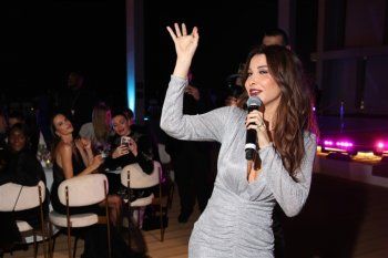 شاهد .. نانسي عجرم تغني بحضور نبيلة عبيد وشارون ستون من فعاليات مهرجان البحر الأحمر السينمائي