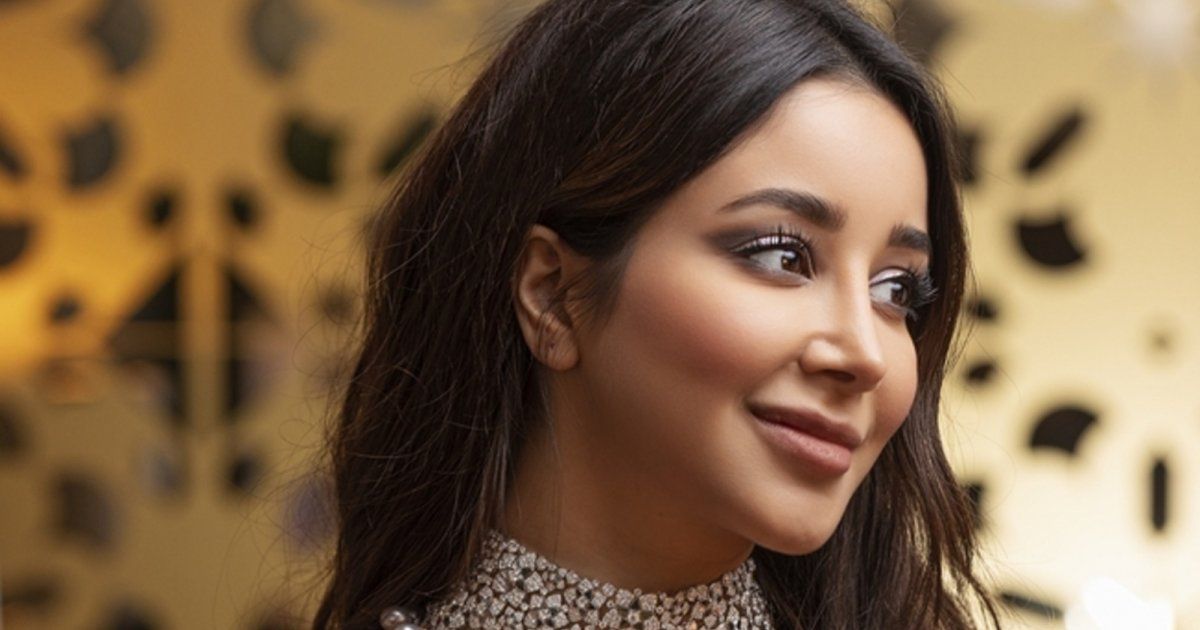 شاهد .. تمزق فستان أسيل عمران وممثل شهير بردّة فعل مفاجئة-بالفيديو