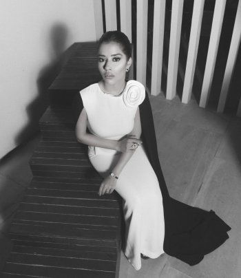 شاهد .. بالصور- بلقيس تتألق بأناقتها وجمالها بفستان أبيض وأسود