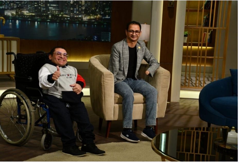 واحد من الناس يحتفل باصحاب القدرات الخاصه في عيدهم .. غدا