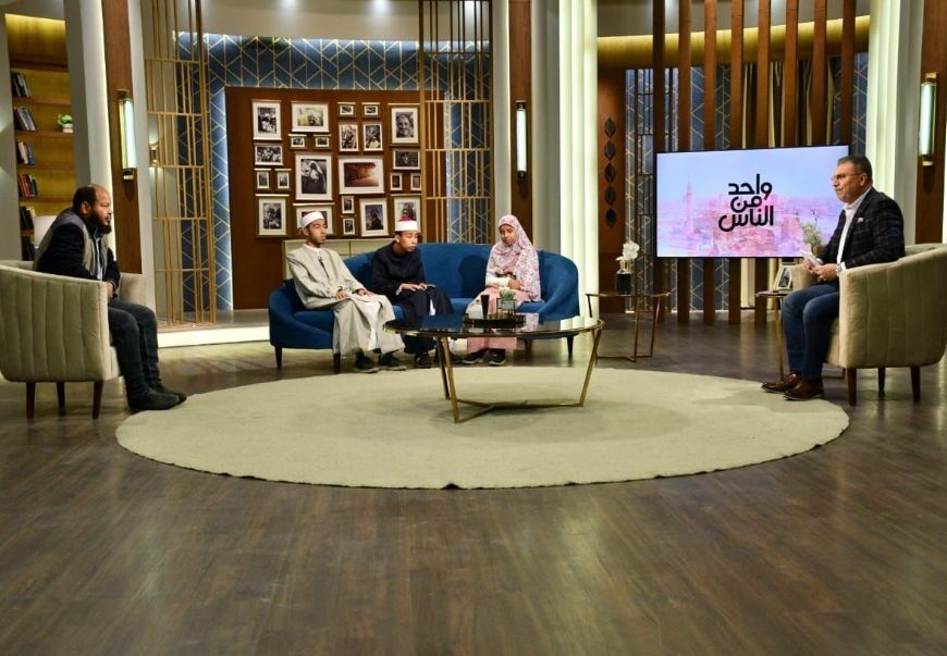 واحد من الناس يحتفل باصحاب القدرات الخاصه في عيدهم .. غدا