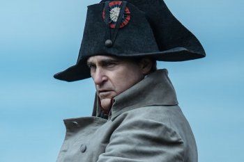 شاهد .. شخصية نابوليون بونابرت أربكته فصفع زميلته وهذا ما فعله المخرج