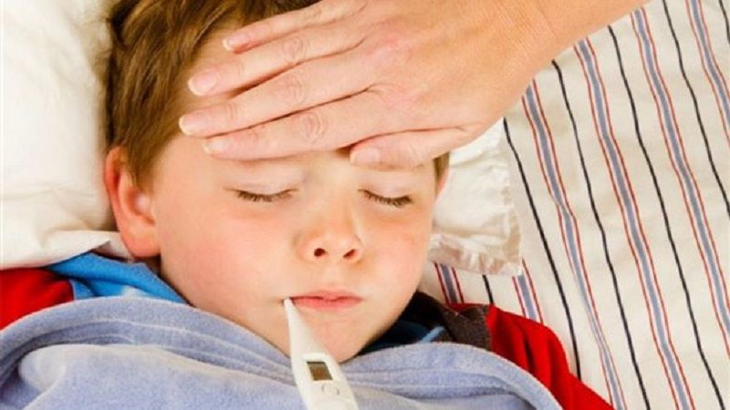 أخطاء احذريها في علاج السخونة عند الأطفال.. منها كمادات الماء البارد