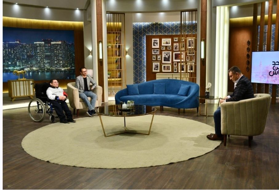 واحد من الناس يحتفل باصحاب القدرات الخاصه في عيدهم .. غدا