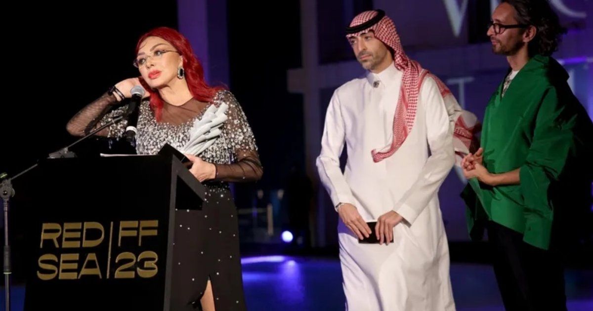 شاهد .. بالفيديو - نبيلة عبيد تتعرض لموقف محرج على المسرح .. والجمهور يعلّق : " صابوكي بالعين "