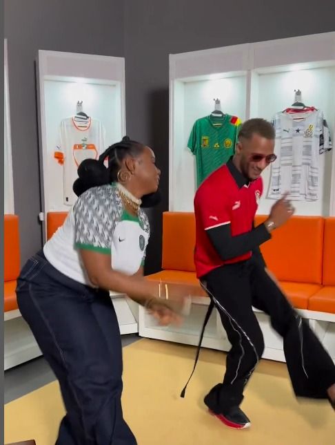 محمد رمضان واقف بترقص والجمهور جلده – فيديو