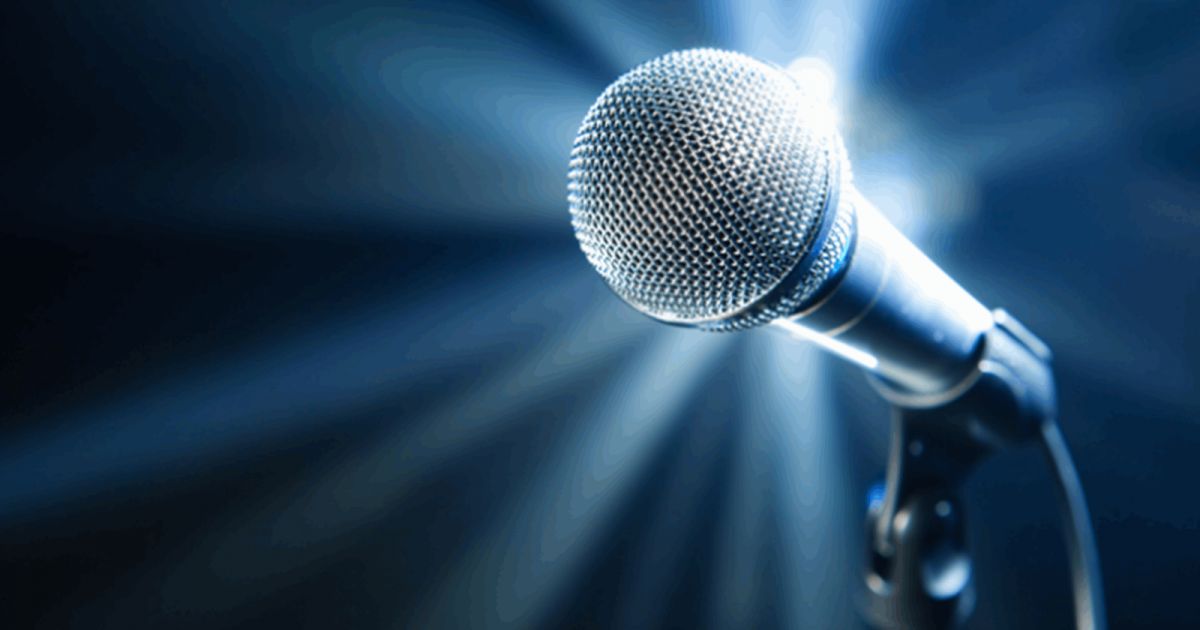 شاهد .. بالفيديو - نجم شهير يمسح عرقه ويرميه على الجمهور وهستيريا بين الفتيات من أجله