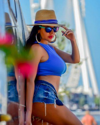 شاهد .. بالصور- لاميتا فرنجية تتخطى الخطوط الحمراء بأقصر شورت والجمهور في حالة صـ دمة!