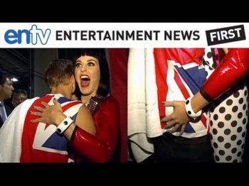 شاهد .. كاتي بيري قبّلت جاستن بيبر في عنقه على المسرح ووضعت يدها على منطقة حميمة