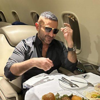 شاهد .. بالصور- أحمد سعد على متن طائرة خاصة في أحدث ظهور له.. والجمهور يعلّق