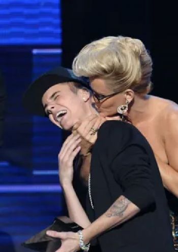 شاهد .. كاتي بيري قبّلت جاستن بيبر في عنقه على المسرح ووضعت يدها على منطقة حميمة