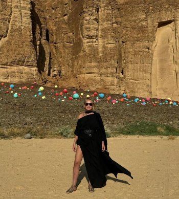 شاهد .. شارون ستون بفستان جريء ذو فتحة طويلة في السعودية - بالصورة