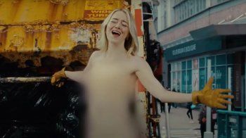 شاهد .. إيما ستون تتخلى عن ملابسها بالكامل على سطح مبنى.. صور أحدثت جدلاً