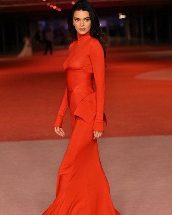 شاهد .. إطلالة فاضـ حة لـ كيندال جينر.. هكذا بدت بالشفاف!