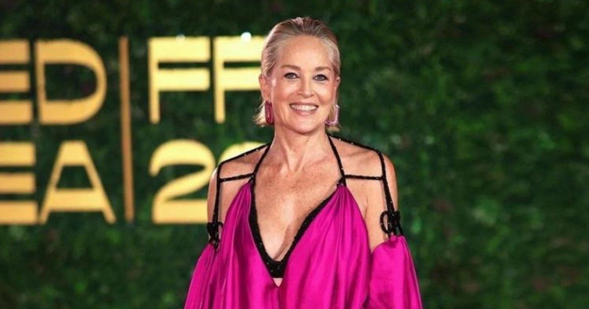 شاهد .. شارون ستون بفستان جريء ذو فتحة طويلة في السعودية - بالصورة