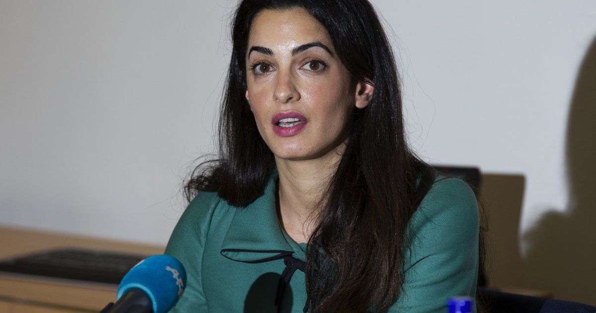 شاهد .. والدة أمل علم الدين اللبنانية على السجادة الحمراء.. وأناقتها البالغة تخطف الأنظار