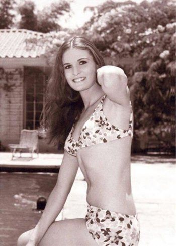 شاهد .. يسرا وشريهان وسعاد حسني.. نجمات العصر الذهبي تألقن بالمايوه