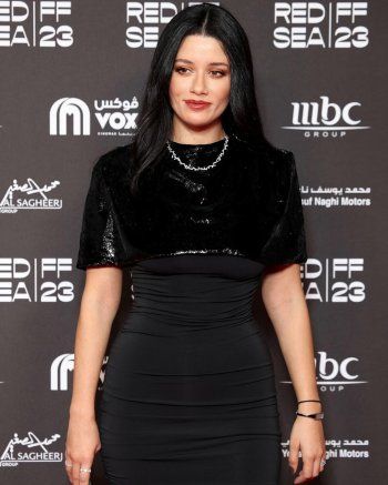 شاهد .. بالصور- تحت عنوان الأنوثة والجمال..سينتيا خليفة تتألق بفستان السود رائع