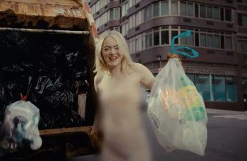 شاهد .. إيما ستون تتخلى عن ملابسها بالكامل على سطح مبنى.. صور أحدثت جدلاً